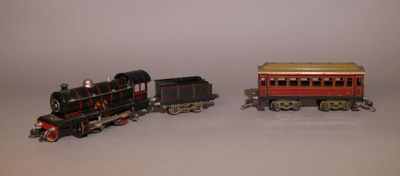 deux petits trains assis l'un à côté de l'autre sur une surface blanche