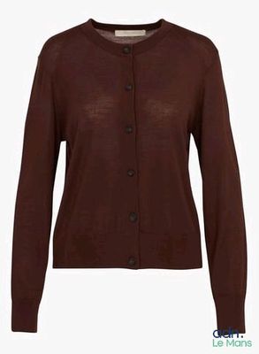 une femme vêtue d'un gilet marron et d'une chemise blanche