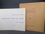 deux livres posés l'un à côté de l'autre sur une table