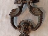 un gros plan sur une poignée de porte en métal posée sur une table