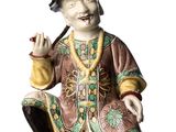 une image représentant une figurine d'un homme assis par terre