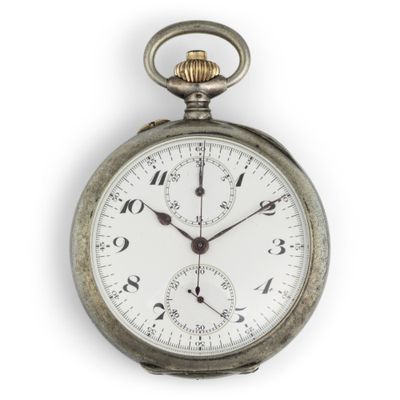 gros plan d'une montre de poche sur fond blanc