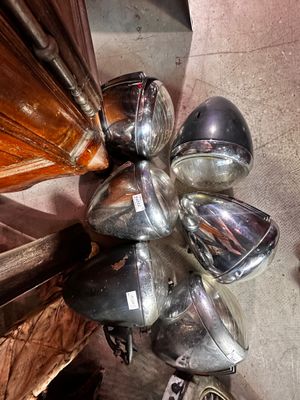 une moto garée près d'un mur sur lequel sont posés plusieurs pots