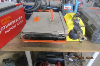 beaucoup d'outils posés sur une table dans un garage