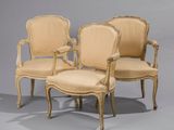 paire de fauteuils de style Louis XV à accoudoirs rembourrés
