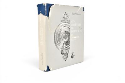 une image représentant un livre sur lequel figure le dessin d'une horloge