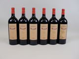 six bouteilles de vin rouge alignées