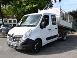 un camion blanc garé sur le parking