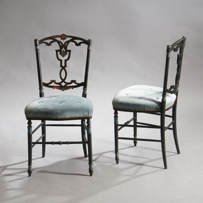 une paire de chaises noires avec des coussins rembourrés bleus