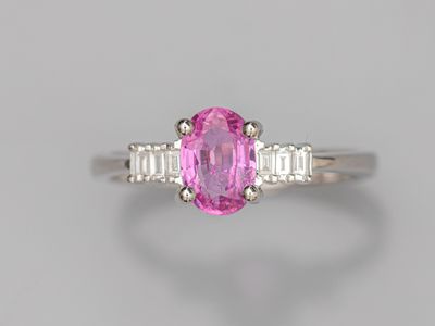 Bague en or gris 750°/°° (18K), sertie d'un saphir rose tail… - Photo 1