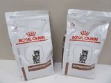 deux sacs de croquettes Royal Canin pour chat posés sur une table