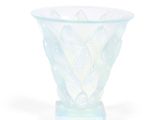 un vase en verre transparent orné d'un motif
