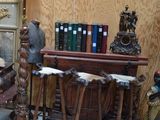 de nombreuses antiquités exposées dans une pièce