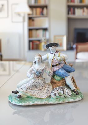 une figurine représentant un homme et une femme assis sur une table