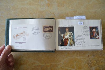 une personne tenant un livre sur lequel figurent des timbres