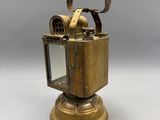 une vieille lanterne en laiton surmontée d'une ampoule