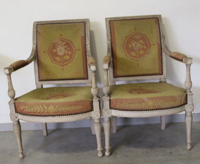 deux chaises assises l'une à côté de l'autre dans une pièce