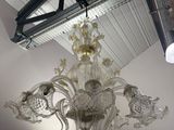 un lustre en verre suspendu au plafond d'une pièce