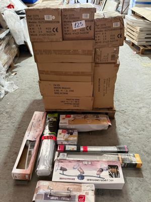 Lot d’environ 120 pièces de luminaires et éclairages