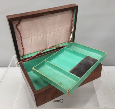 une boîte ouverte contenant un téléphone, posée sur une table