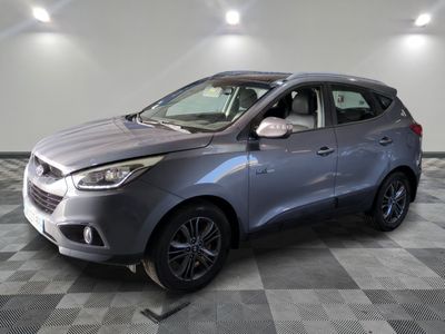 la voiture argentée est garée sur un sol en damier dans le garage
