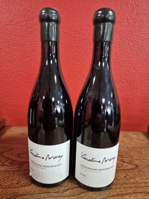 deux bouteilles de vin posées sur une table en bois