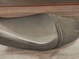 un gros plan sur une selle de moto posée sur une table en bois