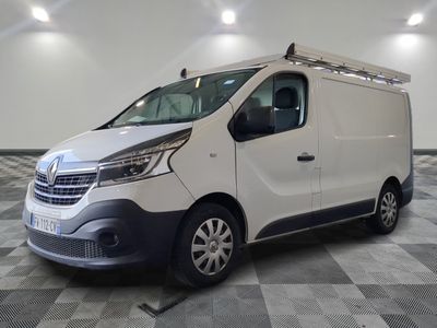 la camionnette blanche est garée sur le sol en damier d'une pièce