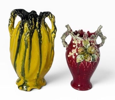 deux vases posés l'un à côté de l'autre sur une surface blanche