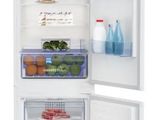 un réfrigérateur blanc dont la porte est ouverte et qui contient des aliments