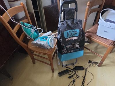 une chaise et un sac posés par terre à côté d'une chaise