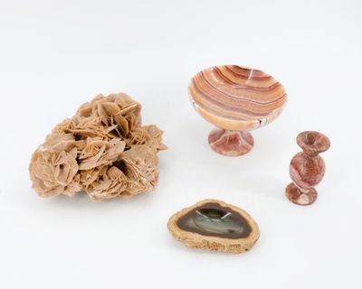 MINERALOGIE - Lot comprenant : - Une coupe sur piédouche en …