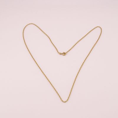 un collier en or orné d'un pendentif en forme de cœur
