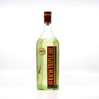 une bouteille d'alcool posée sur une table