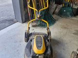 une tondeuse à gazon garée dans un garage