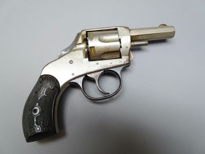 un pistolet posé sur une table