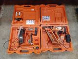 deux coffres à outils orange, contenant des outils, posés par terre