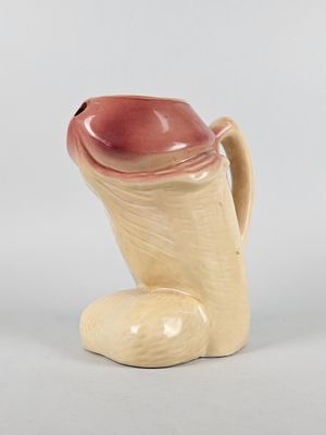 un petit vase muni d'une anse, posé sur une table
