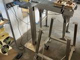 une machine posée sur une table dans une pièce