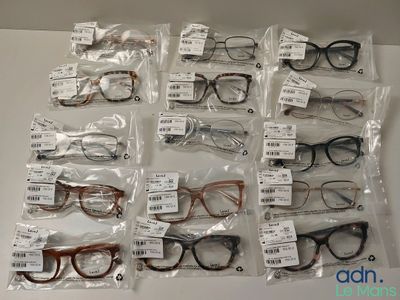 many pairs of glasses that are on display in the store