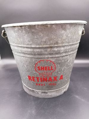 un vieux seau en métal posé sur une table