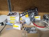 un grand nombre d'outils posés sur une table