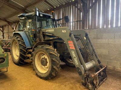 un tracteur garé à l'intérieur d'un bâtiment