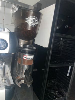 un moulin à café posé à côté d'une machine à café
