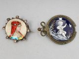 deux broches anciennes représentant une dame et un enfant, en bleu et blanc