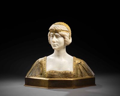 un buste en marbre blanc représentant une femme coiffée d'une couronne