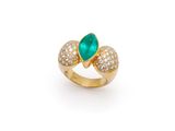 une bague en émeraude et diamant