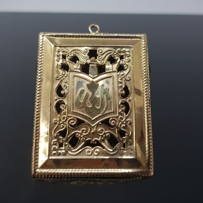 une image représentant un cadenas doré orné d'un cœur et d'une croix
