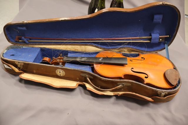 Violon portant une étiquette copie de Stradivarius et archet de v...