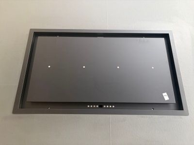 une photo d'un téléviseur à écran plat fixé au mur
